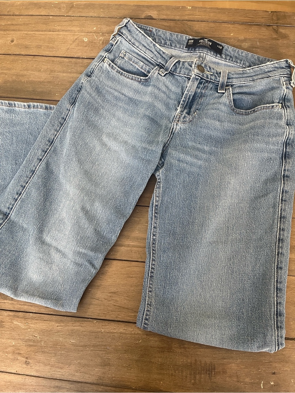 Hollister Light Wash Low Rise Baggy jean 00/24W.